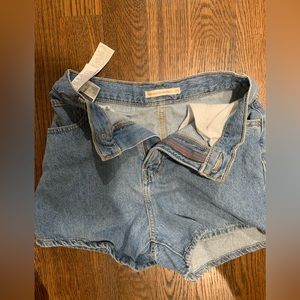Like new high waisted Levi’s mom shorts 25